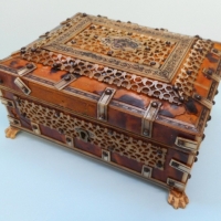 Anglo Indian Vizagapatam ware teak box  inlaid with rosewood and Veneered in Tortoiseshell with ivory filigree decoration on bone claw feet (one foot  - Sold for $61 - 2015