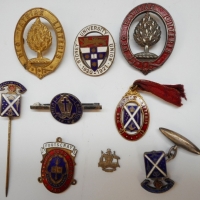 Grp lot vintage badges & pins inc Universities & schools, coat of arms, enameled etc - Sold for $43 - 2015