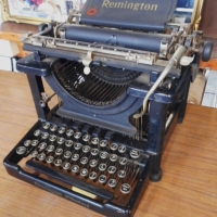 1930s Remington  black desk Typewriter - Sold for $55 - 2015